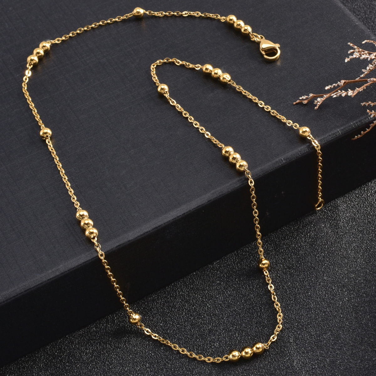 E-shop Eine goldene Edelstahl-Perlenkette - Elegante Edelstahlschmuck für Damen und Herren, geeignet für den und besondere Anlässe, das perfekte