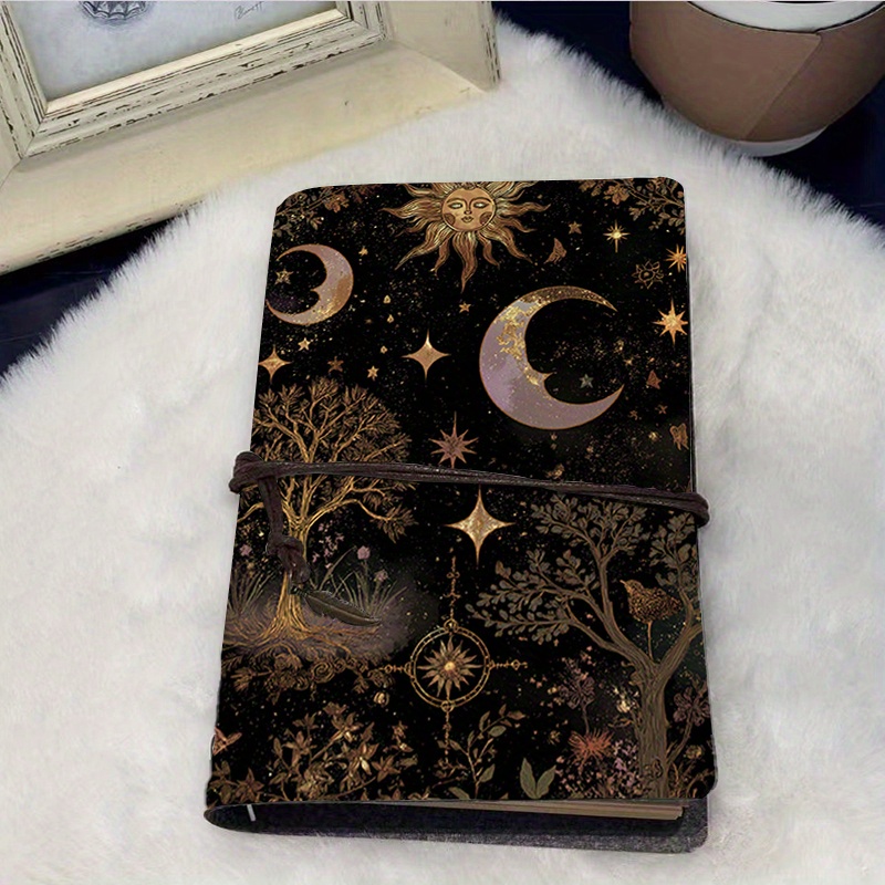 E-shop Vintage A6 Notizbuch mit Bindeschluss & Anhänger – 160 Seiten – Durchdachtes Geschenk für Werbefachleute mit Sonne, Mond, Sternen, Bäumen