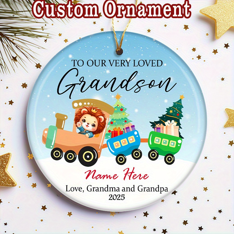 TEMU Ornement de Noël 2D plat - Un ornement personnalisé 2D pour un petit-fils représentant sur un train entouré d'arbres et de cadeaux. Un souvenir
