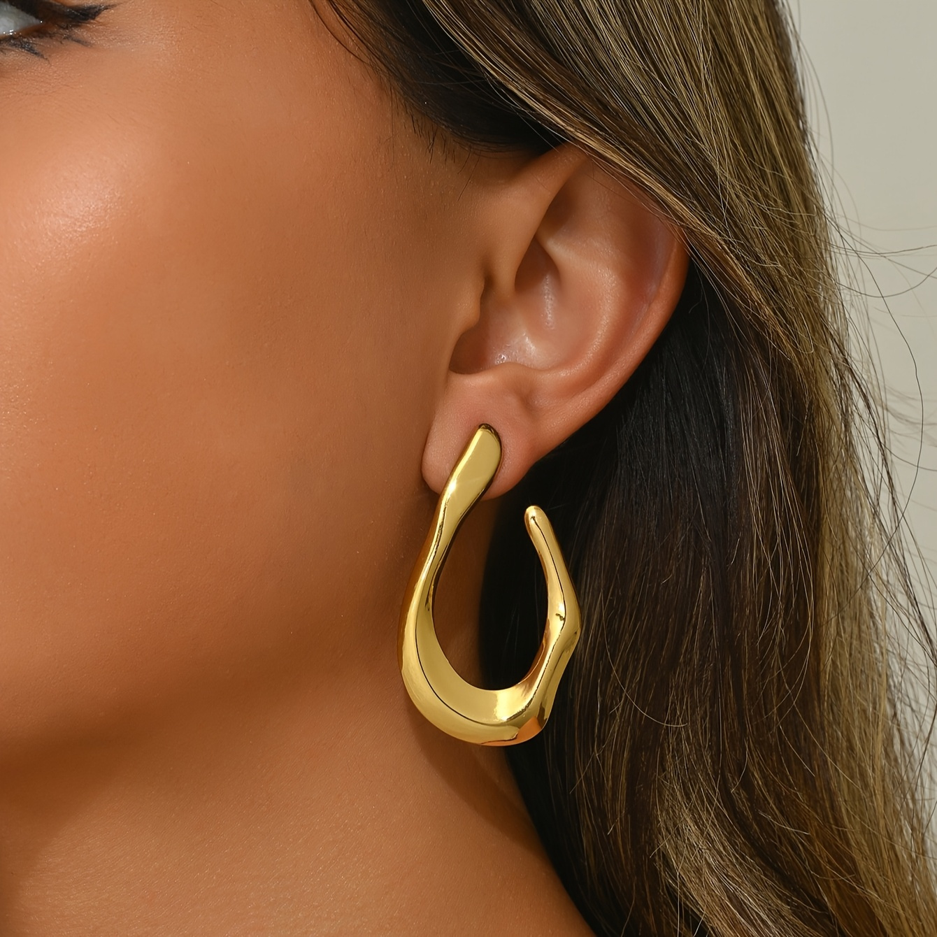 Image of 1 Pair Elegant Fashion Metallic Earrings, Golden Twisted Design, Suitable For Daily Wear And Gifting