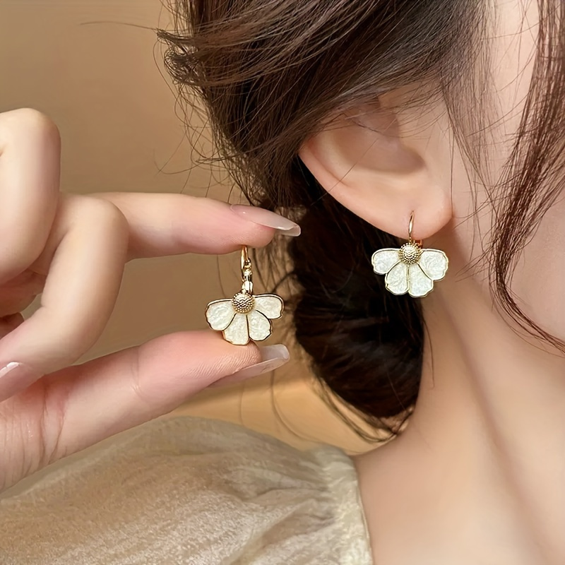 um par de brincos pendentes elegantes franceses com flores, apresentando um design delicado de flor de    , perfeitos para festas diárias e férias