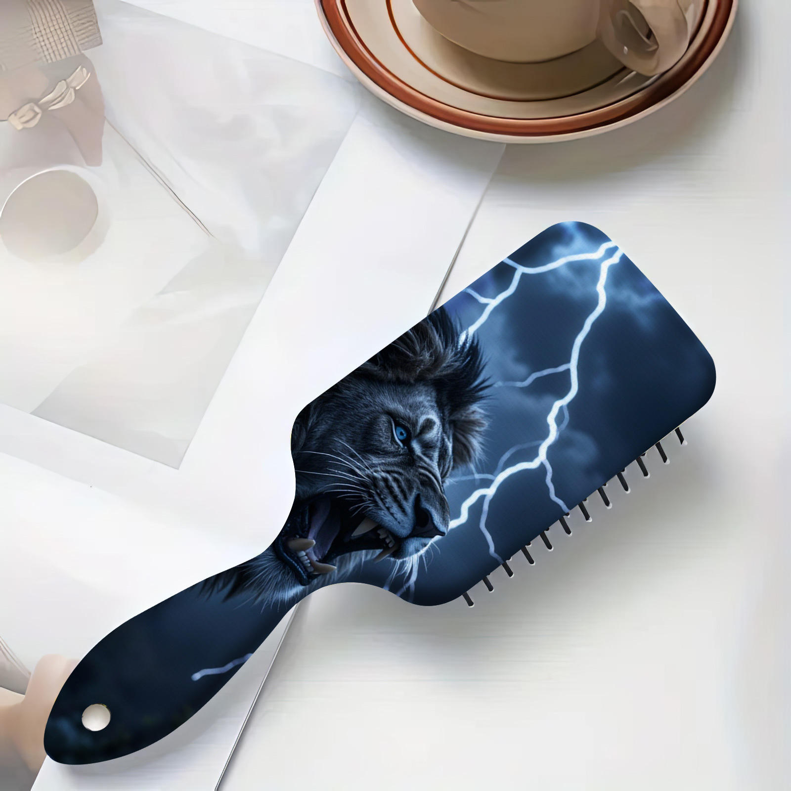 1 stuk Blauwogige Leeuw Haarborstel - met Bliksemaccent Ontwerp, Hoofdhuid Massagekam voor Nat/Droog, Krullend/Lang/Normaal Haar - Lichtgewicht Styling Borstel voor Vrouwen & Mannen, Stijlvol Badkamer Decoratie, Decoratieve Haarkam, Gladde Haren, Thuisverzorging, 2D Plat