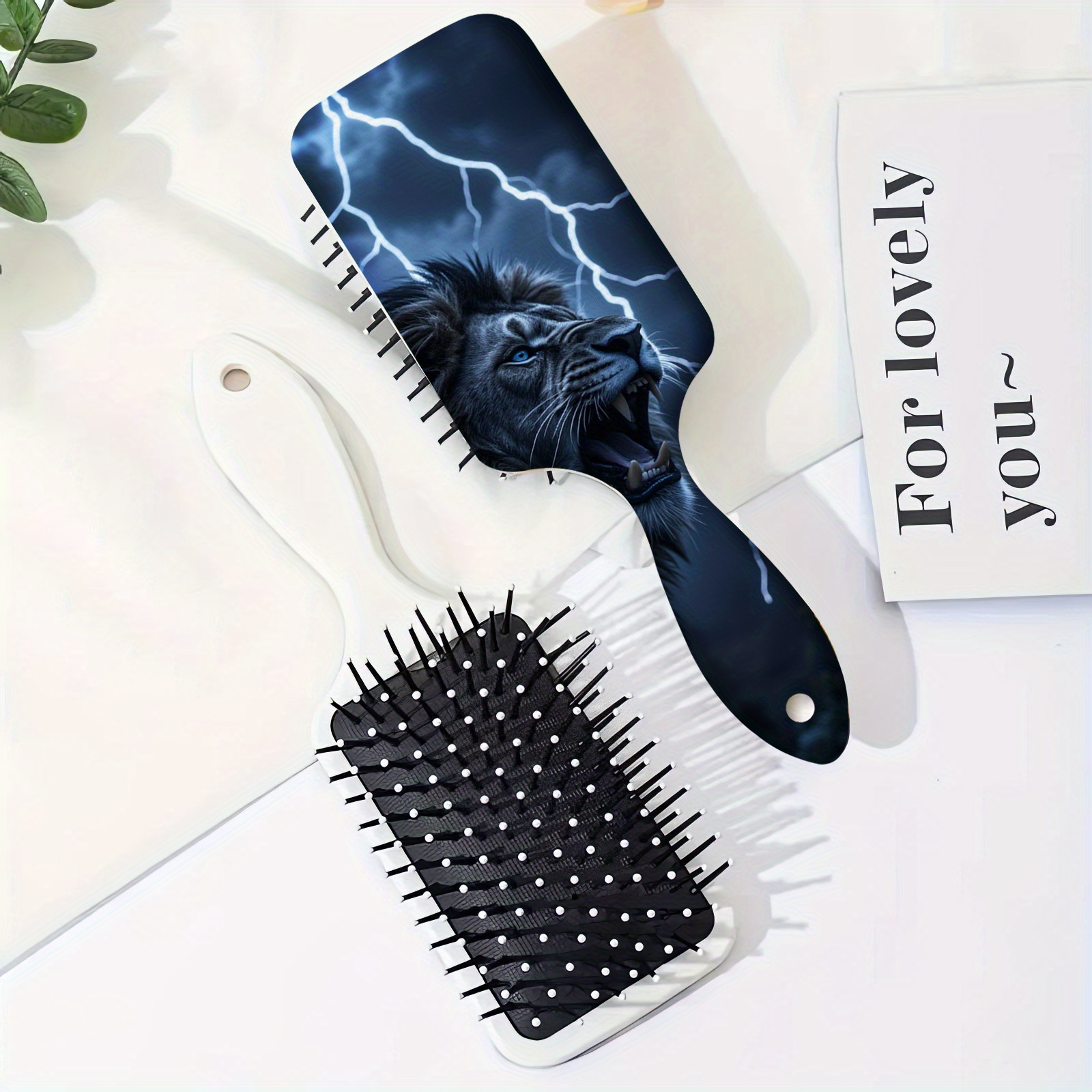 1 stuk Blauwogige Leeuw Haarborstel - met Bliksemaccent Ontwerp, Hoofdhuid Massagekam voor Nat/Droog, Krullend/Lang/Normaal Haar - Lichtgewicht Styling Borstel voor Vrouwen & Mannen, Stijlvol Badkamer Decoratie, Decoratieve Haarkam, Gladde Haren, Thuisverzorging, 2D Plat