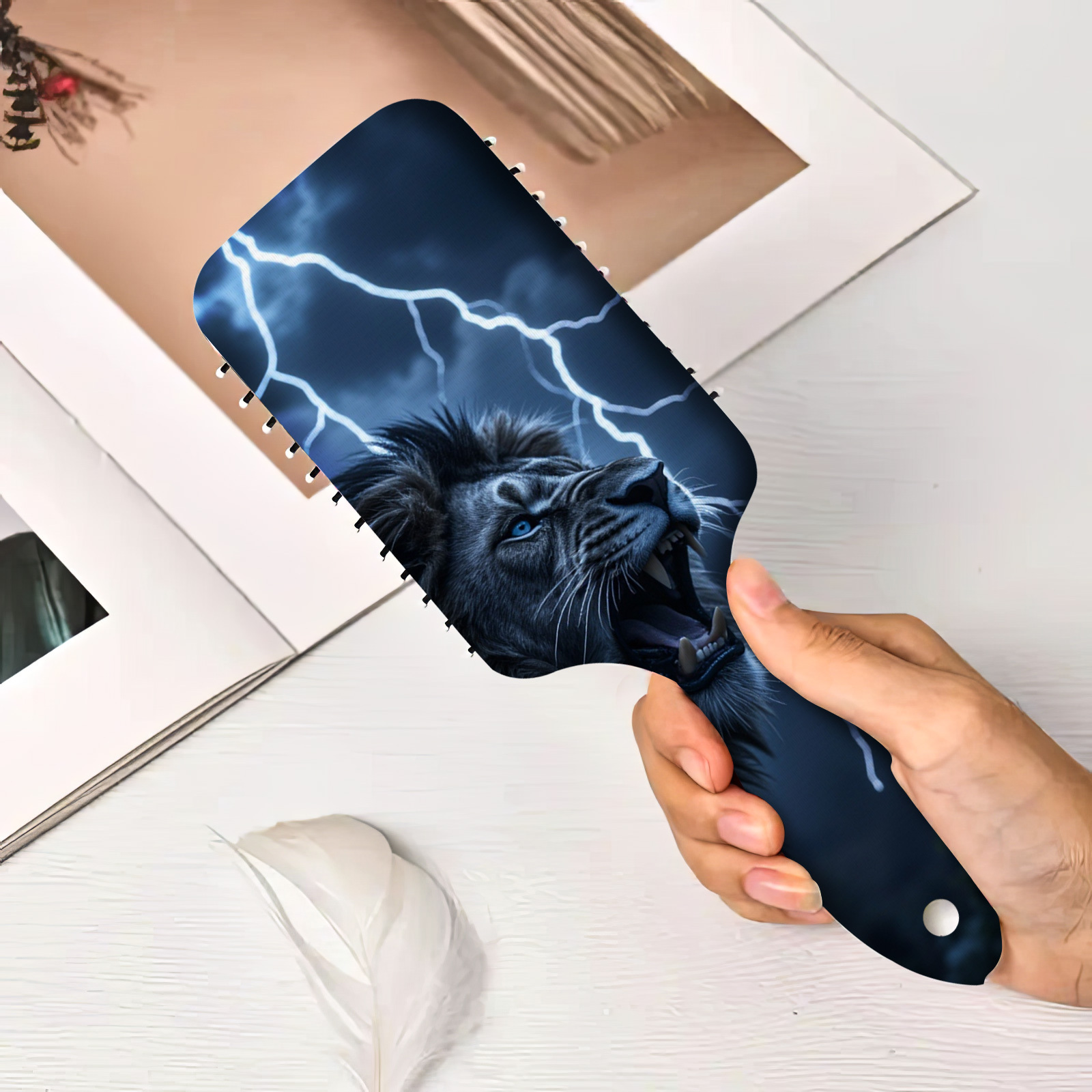 1 stuk Blauwogige Leeuw Haarborstel - met Bliksemaccent Ontwerp, Hoofdhuid Massagekam voor Nat/Droog, Krullend/Lang/Normaal Haar - Lichtgewicht Styling Borstel voor Vrouwen & Mannen, Stijlvol Badkamer Decoratie, Decoratieve Haarkam, Gladde Haren, Thuisverzorging, 2D Plat