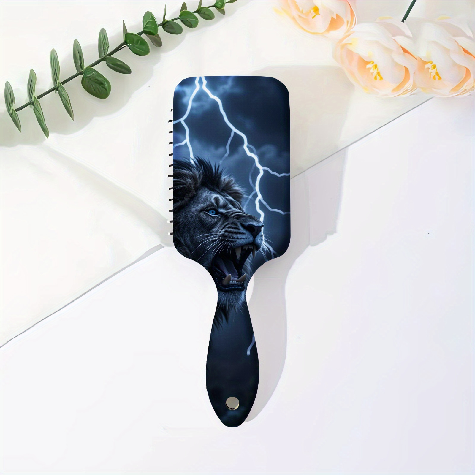 1 stuk Blauwogige Leeuw Haarborstel - met Bliksemaccent Ontwerp, Hoofdhuid Massagekam voor Nat/Droog, Krullend/Lang/Normaal Haar - Lichtgewicht Styling Borstel voor Vrouwen & Mannen, Stijlvol Badkamer Decoratie, Decoratieve Haarkam, Gladde Haren, Thuisverzorging, 2D Plat