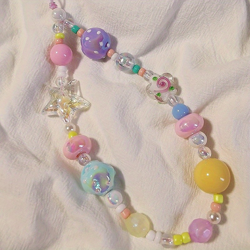 E-shop Ein kurzes Handy-Handgelenkband mit Dopamin-Charms, für den . Es beinhaltet ein farbenfrohes Perlenarmband und ein CCD-Kamera-Lanyard, das als