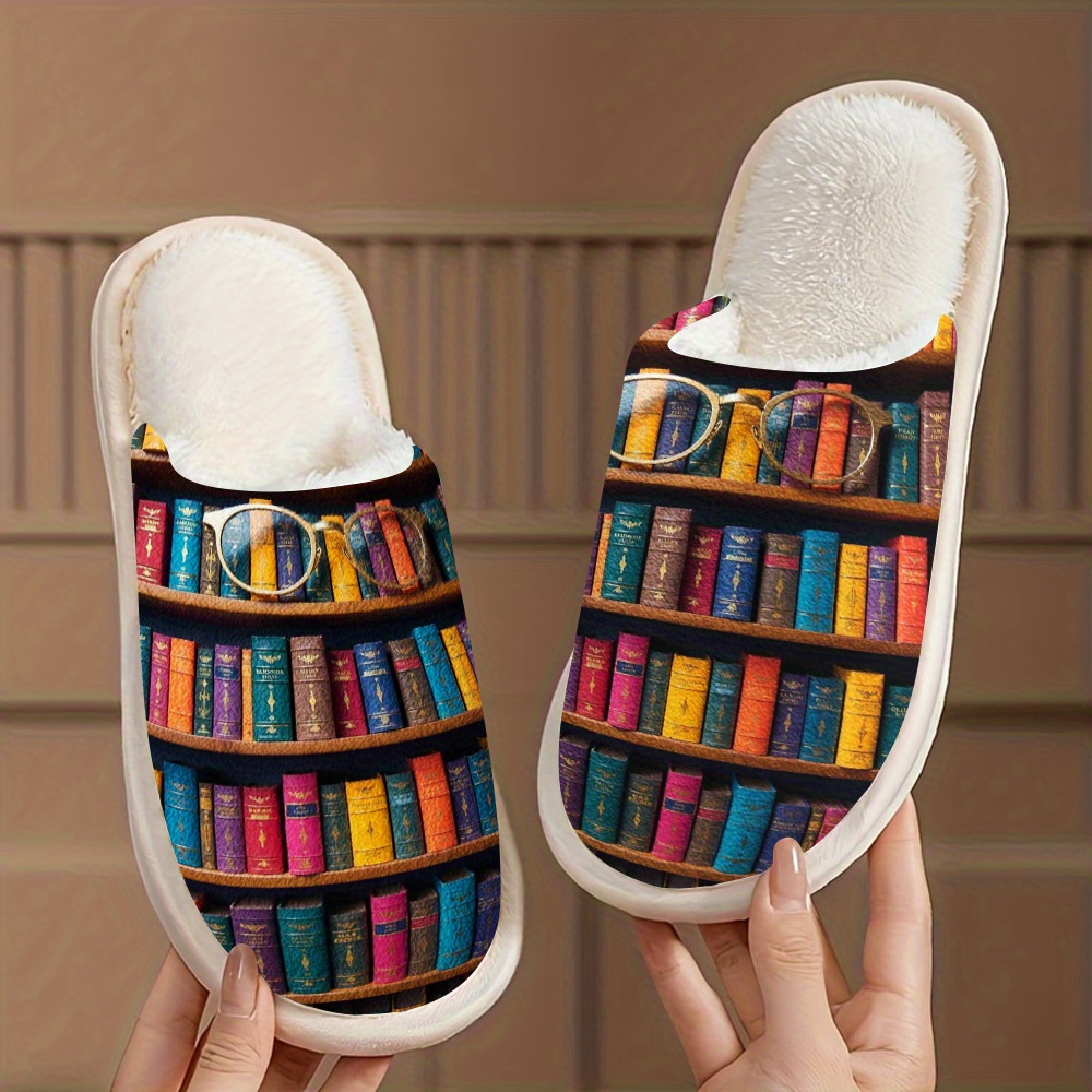 TEMU Un par de pantuflas de invierno unisex diseñadas con un tema de estantería y gafas, que presentan un práctico estilo sin cordones con una y