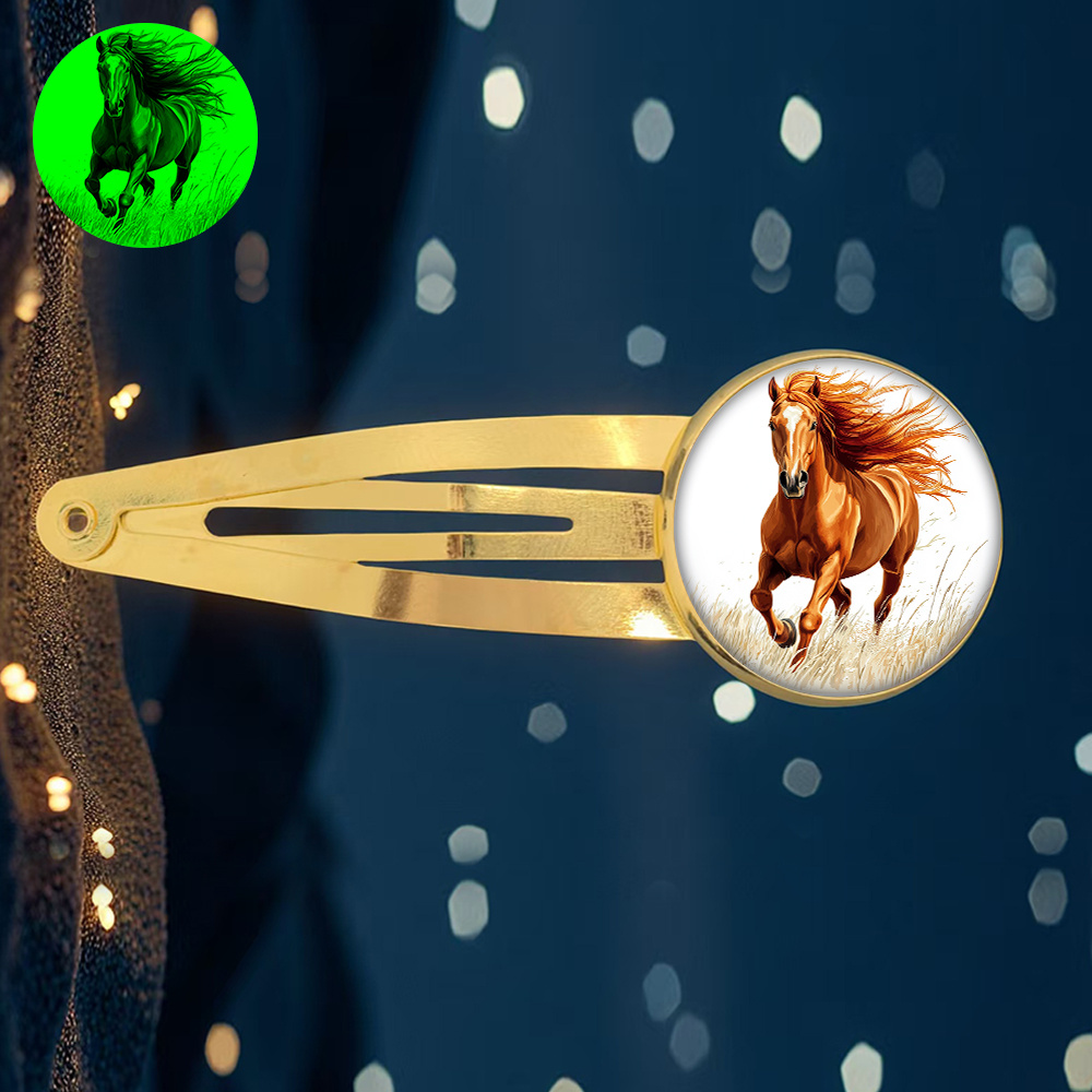 E-shop Eine Haarnadel mit galoppierenden Pferden, erhältlich in Leucht- und fluoreszierenden Ausführungen, hergestellt aus Legierung mit Glas-Einlagen.
