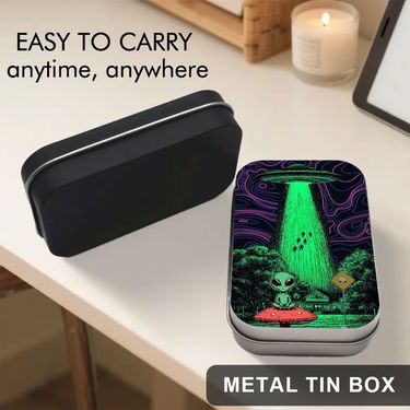 Una caja de metal individual con un diseño retro-futurista de secuestro alienígena, perfecta para guardar pequeños artículos. Esta caja duradera y portátil es ideal para monedas, joyas, accesorios electrónicos y sirve como organizador de viaje para el hogar y la oficina.