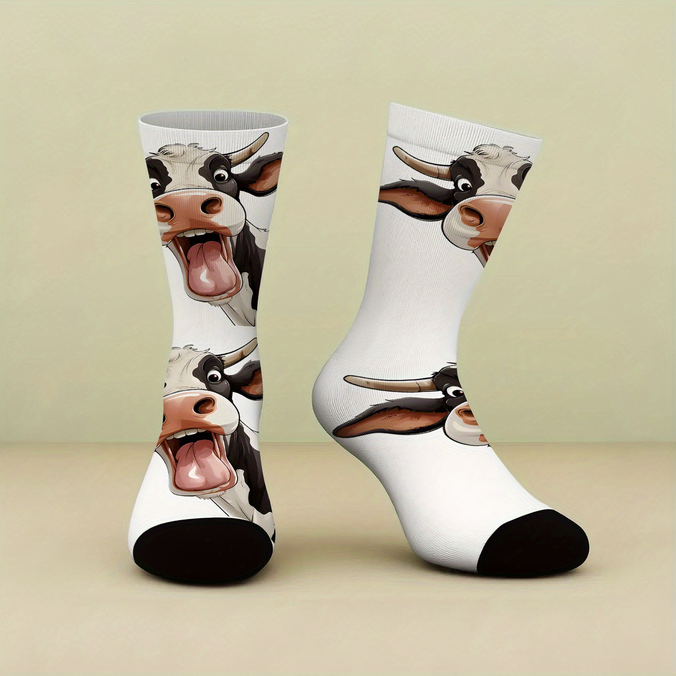 E-shop 1 Paar neuartige lustige Unisex-Mittelschlauch-Socken mit kreativem Design einer Cartoon-Kuh mit offenem herausgestreckter . Diese Socken sind