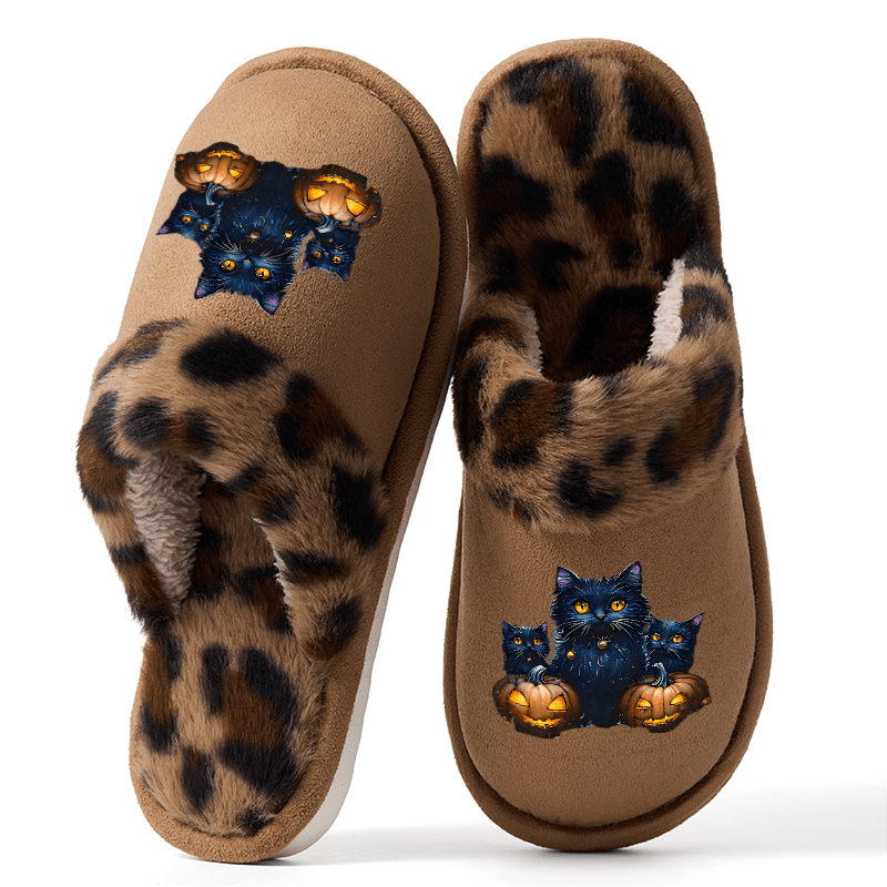 artikel foto [  schoenen] warme pantoffels voor heren en dames, gemaakt van ultra-zachte   en   fleecevoering, handgenaaid met uitzonderlijk vakmanschap, eva zachte  , lichtgewicht en stil. het bovenwerk van de schoen bevat mysterieuze zwarte kat- en pompoenpatronen.