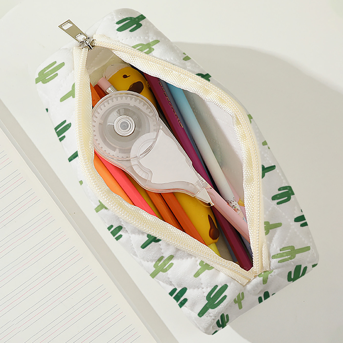 1pc, Estuche para lápices con estampado 2D de diseño de cactus, Bolso de papelería de gran capacidad, Tela de acolchado ligera y tamaño portátil | Versátil para uso diario en la escuela/exámenes/dibujo | Tu estilo único