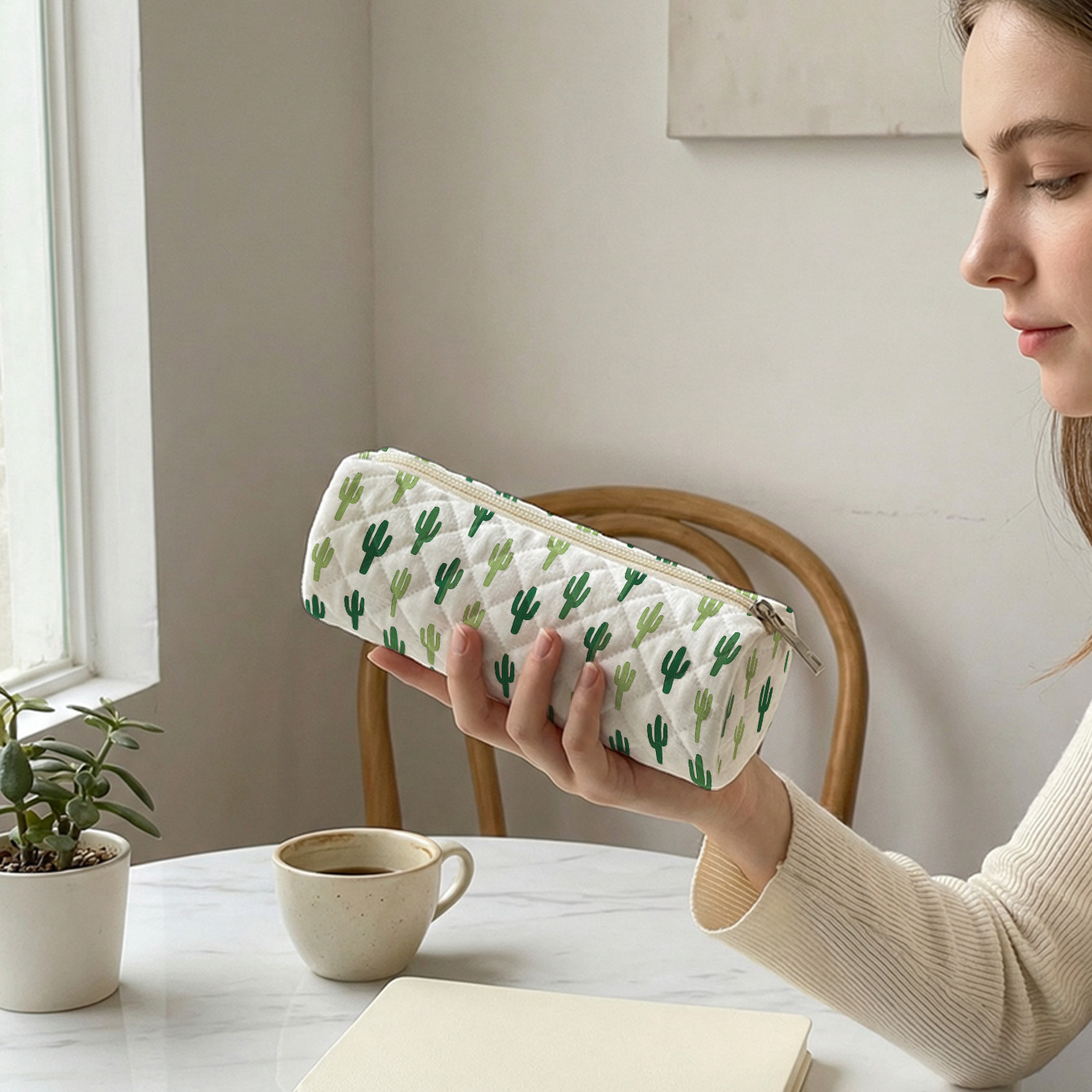 1pc, Estuche para lápices con estampado 2D de diseño de cactus, Bolso de papelería de gran capacidad, Tela de acolchado ligera y tamaño portátil | Versátil para uso diario en la escuela/exámenes/dibujo | Tu estilo único