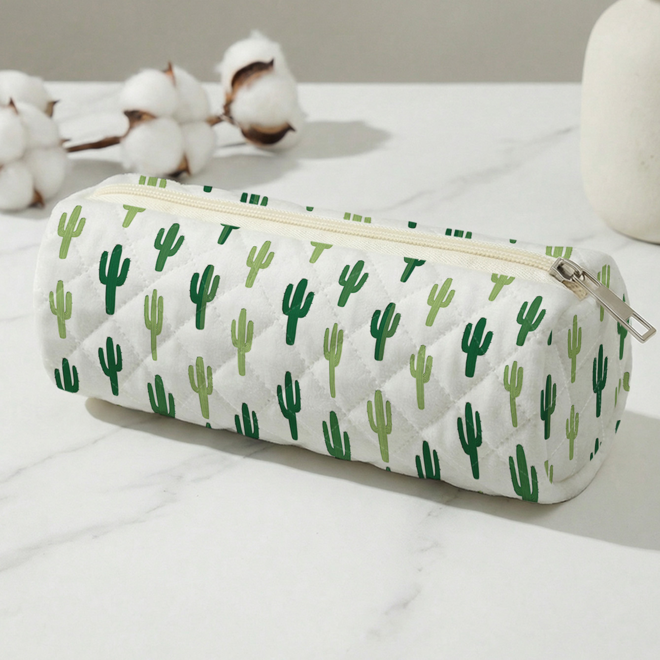 1pc, Estuche para lápices con estampado 2D de diseño de cactus, Bolso de papelería de gran capacidad, Tela de acolchado ligera y tamaño portátil | Versátil para uso diario en la escuela/exámenes/dibujo | Tu estilo único