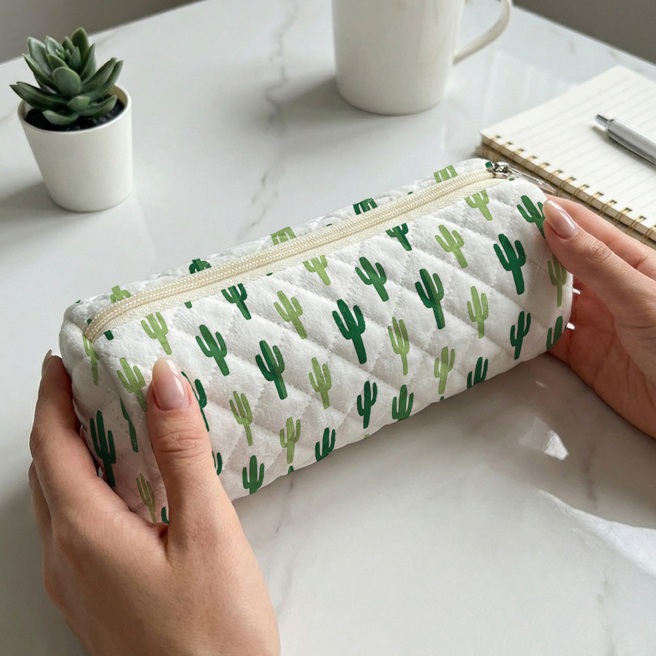 1pc, Estuche para lápices con estampado 2D de diseño de cactus, Bolso de papelería de gran capacidad, Tela de acolchado ligera y tamaño portátil | Versátil para uso diario en la escuela/exámenes/dibujo | Tu estilo único