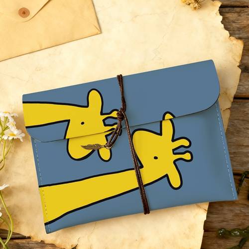 modieuze bedrukte binnenzak voor een 6-inch voyage 5e generatie, met giraffen op een blauwe achtergrond