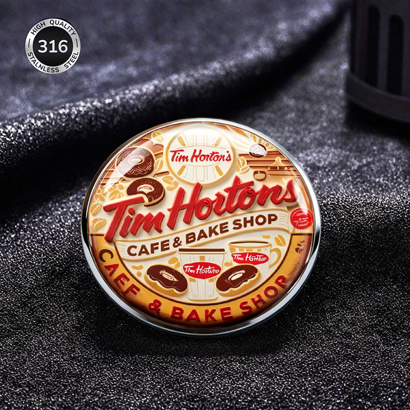 TEMU Broche 2DFLAT sur le thème de Tim en acier inoxydable de la série Roasting Shop, avec des badges imprimés plats. Cet accessoire représente la de