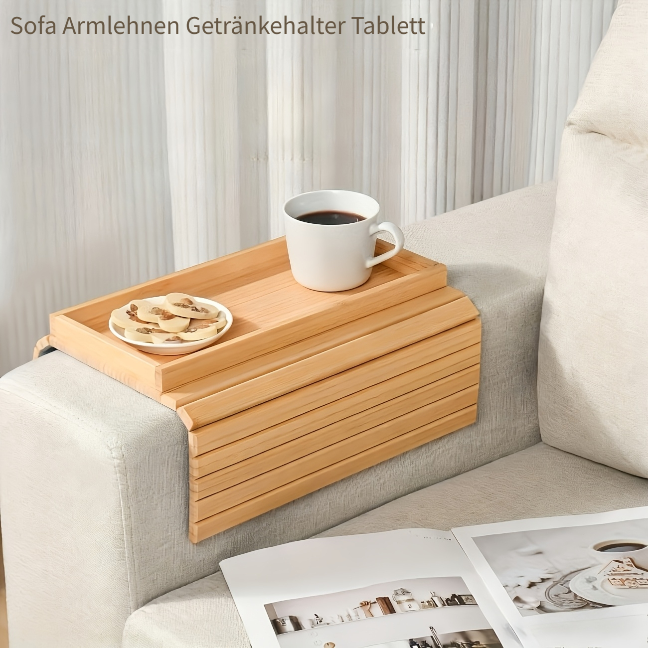 zusammenklappbares armtablett im bambus-stil für sofas, keine montage erforderlich. mit anti-fall-getränkehalter und rutschfester unterlage für die rückseite,   für couches, wohnzimmer und büros. kann telefone, snacks und fernbedienungen aufnehmen.