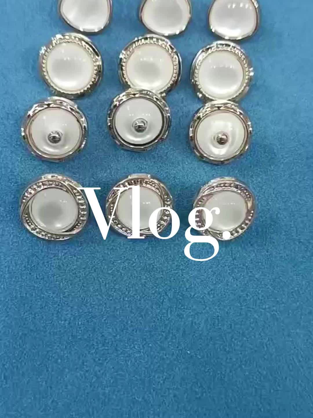 Plastic White Pearl Buttons