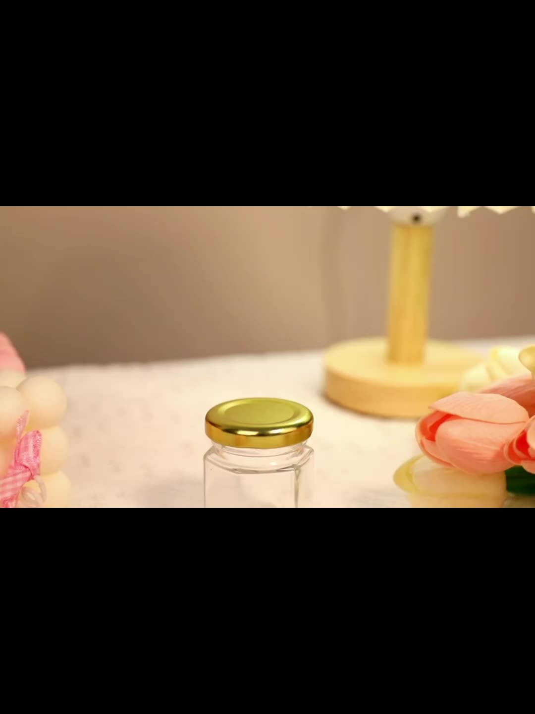  XING-RUIYANG Mini tarros de miel, con cuchara de madera, tarros  hexagonales de vidrio de 1.5 onzas con tapas doradas, colgantes de abeja  dorada, yute decorativo para bodas, pequeñas etiquetas : Hogar