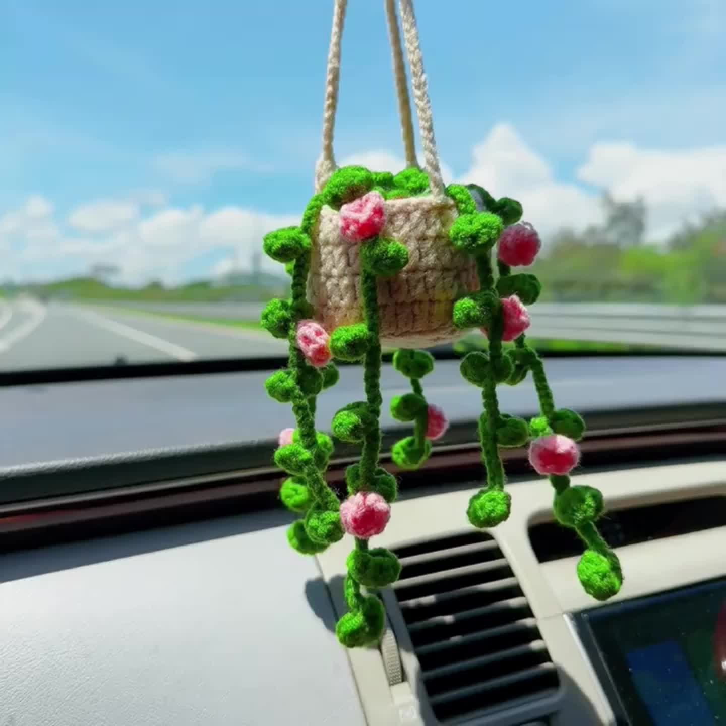 Vansolinne Niedliche gehäkelte hängende Pflanzen Auto hängende Monstera für  Rückspiegel Dekor Autozubehör Automotive Innenraum Ästhetische