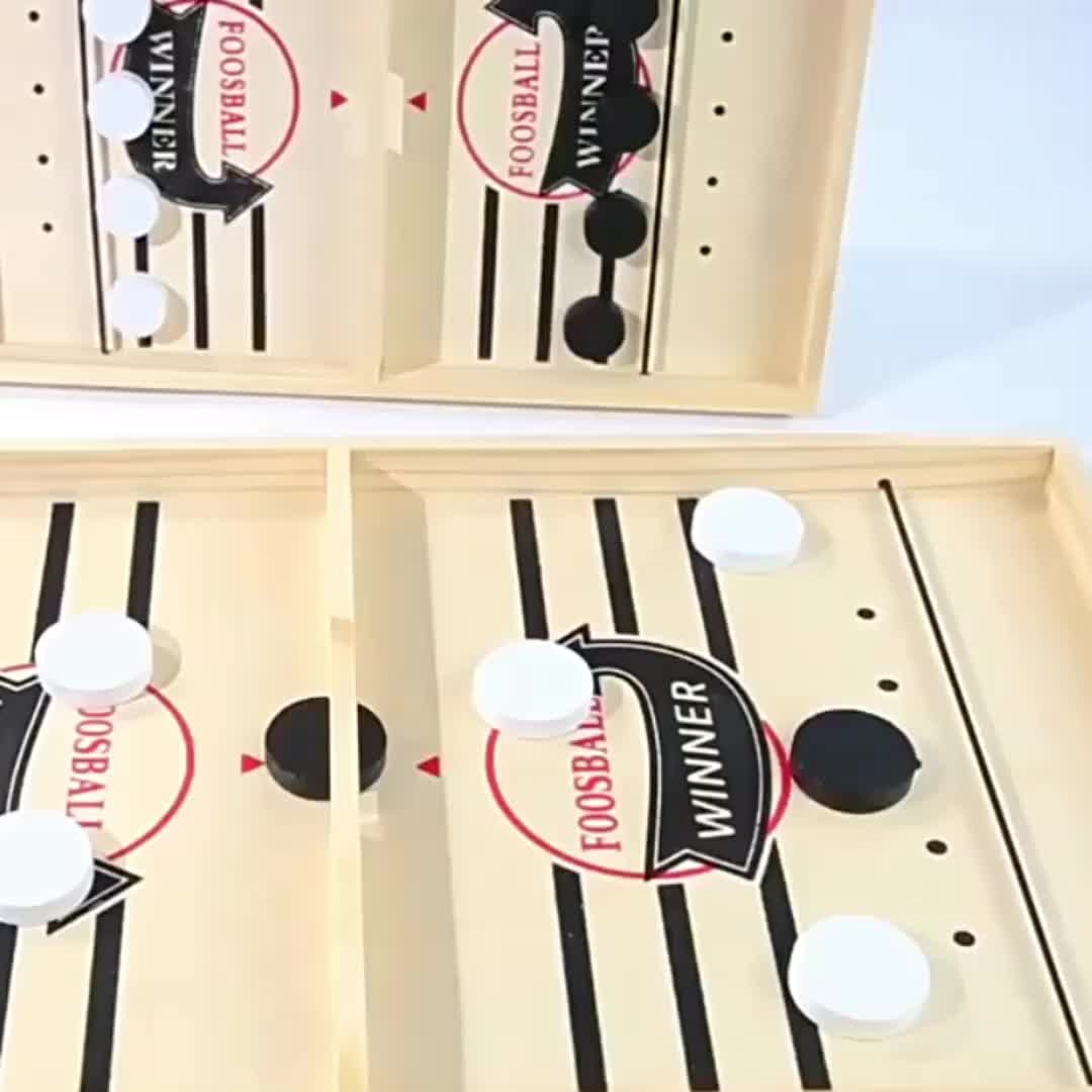 Jogo de tabuleiro de natal em preto e branco para crianças com