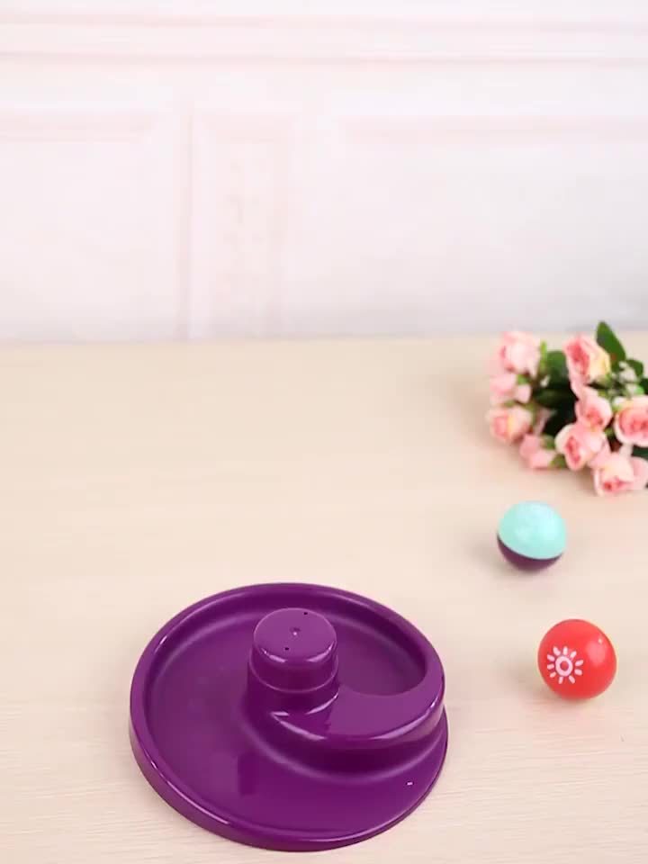 Kleurrijke spiraalvormige rollende ballentoren