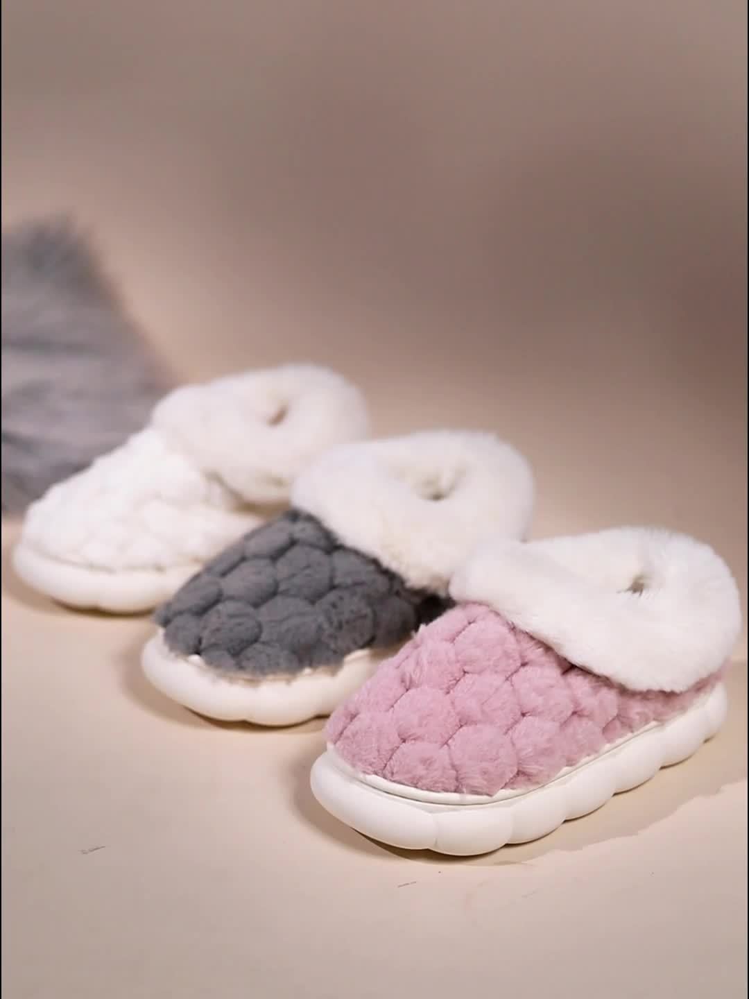 Little girl 2024 fluffy slippers