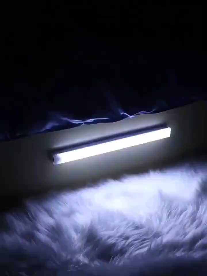 Aigostar Luce Armadio con Sensore Movimento Ricaricabile Luci LED Sottopensile  Cucina 1100mAh Sottile Luce Scale Interno Senza Fili Lampada Guardaroba  6500K Bianca Fredda : : Illuminazione