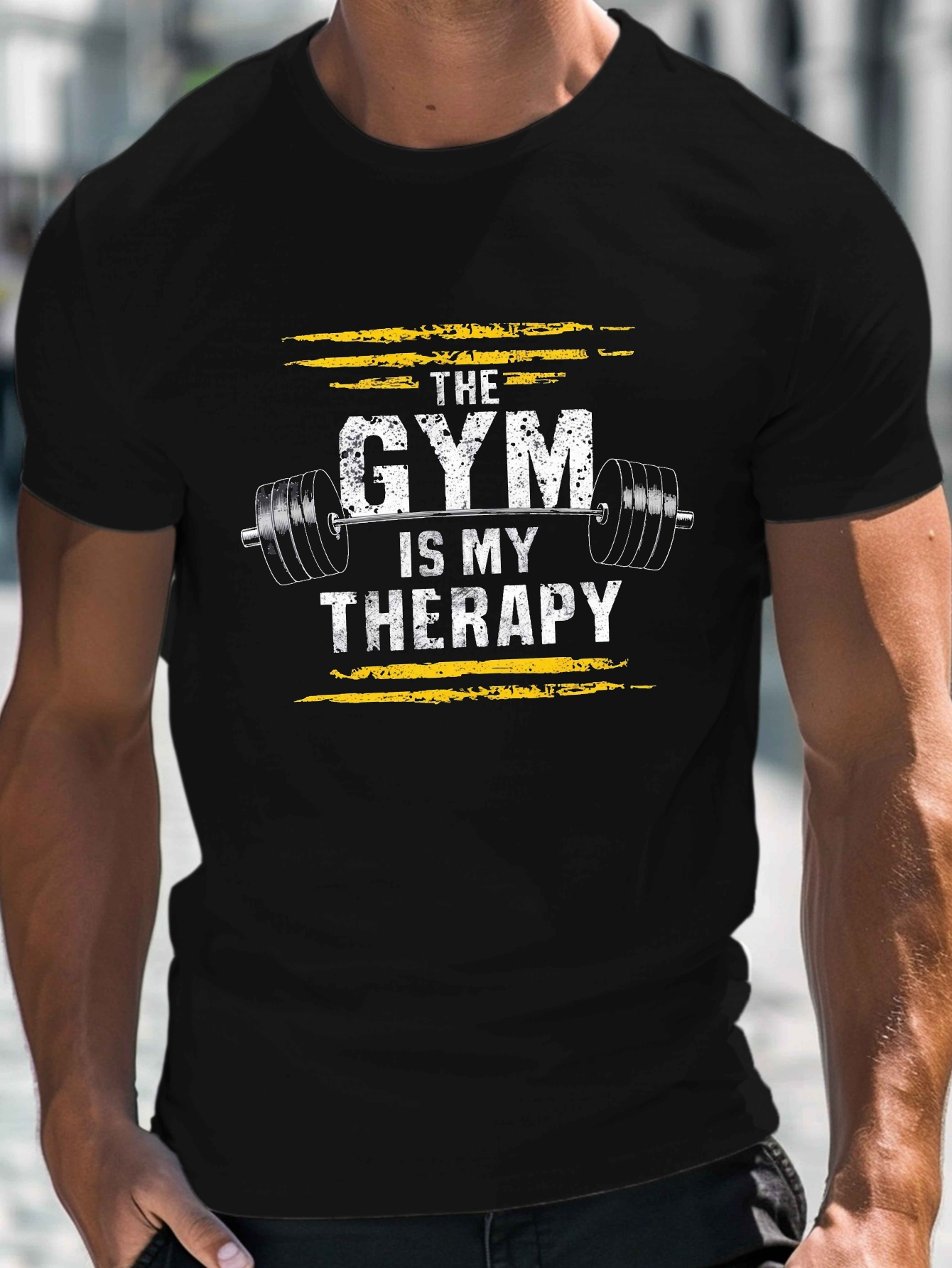 Tricou pentru Bărbați cu Grafica de Haltere - THE GYM IS MY Print, Design Fitness Negru și Auriu, Croială Largă Cu Mânecă Scurtă Și Decolteu Rotund, Țesut Ușor Pentru Antrenamentul De Culturism Și Greutatea Corpului, Îmbrăcăminte Casual Gym-Themed cu Logo Barbell Aurie, Potrivire Relaxată Pântru Vară, Ștergere Manuală sau Curatare Chimice, Material Respirant În Vreme Caldă, Haine Sportive Masculine Tematică Sală, Tricouri Sports Barbati Plus Size