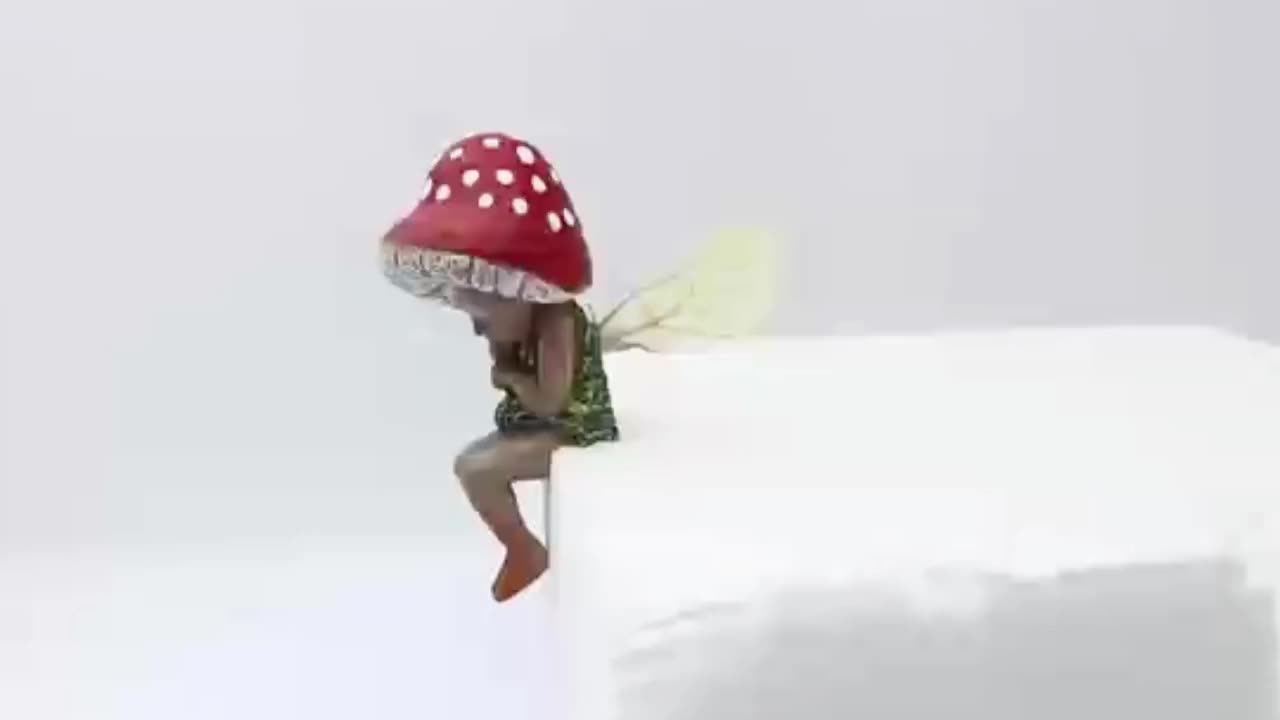Statue d'elfe des forêts sur un champignon