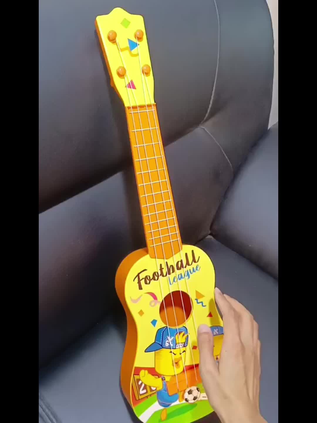 Guitarra de juguete. instrumento de música eléctrico de dibujos animados  amarillo