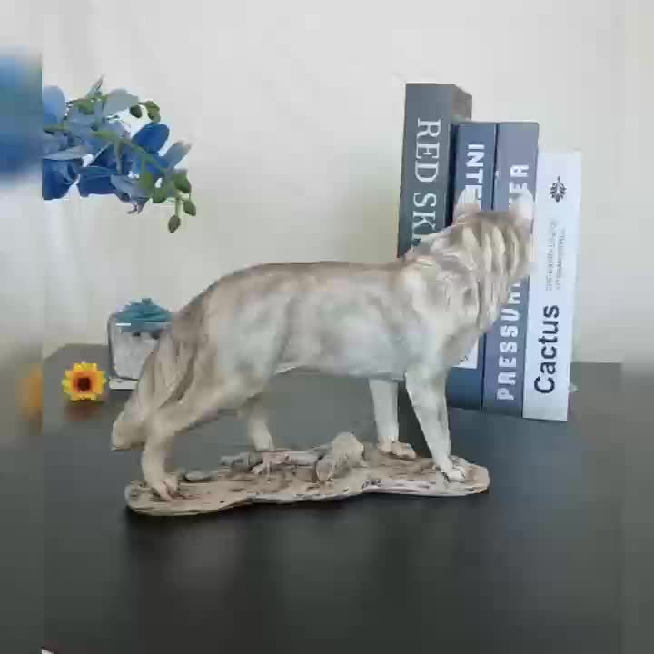 9-Inch Grijze en Witte Wolf Sculptuur