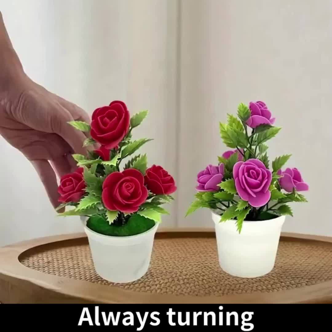 Twee levensechte kunstmatige rozen in pot