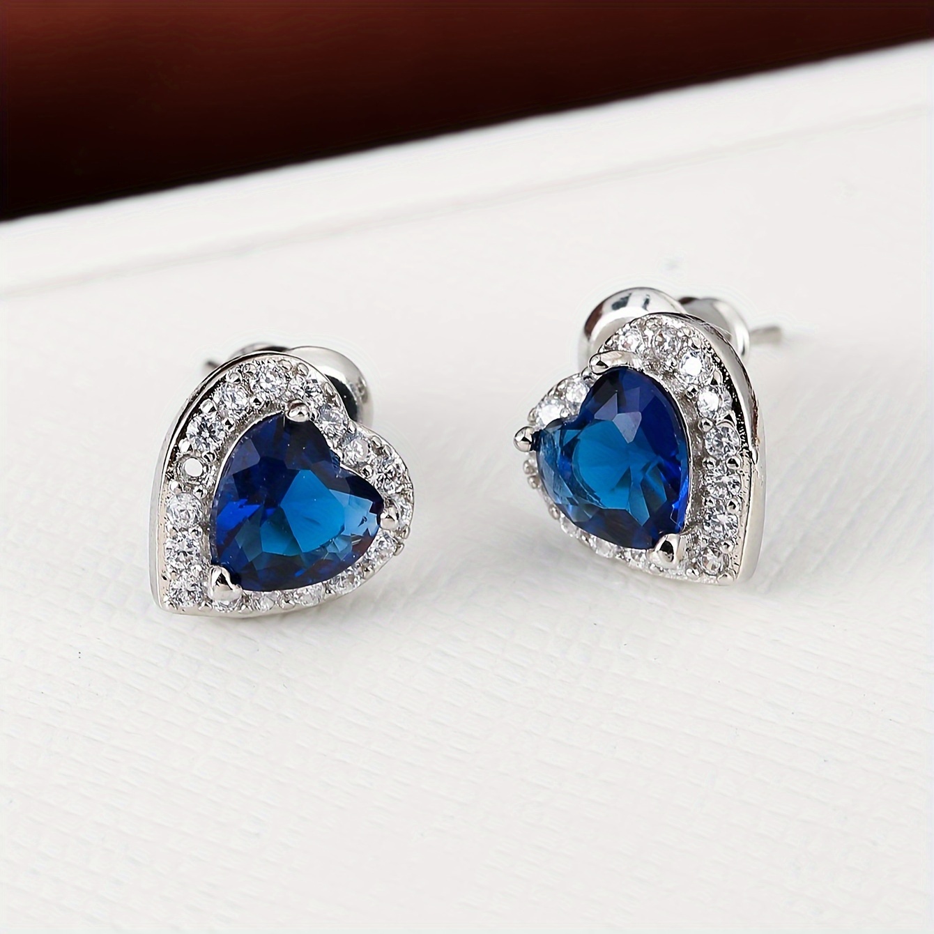 E-shop Modische exquisite farbige synthetische Zirkonia-Herz-Steckerohrringe, Nischen-Design, hochwertiger Ohrschmuck