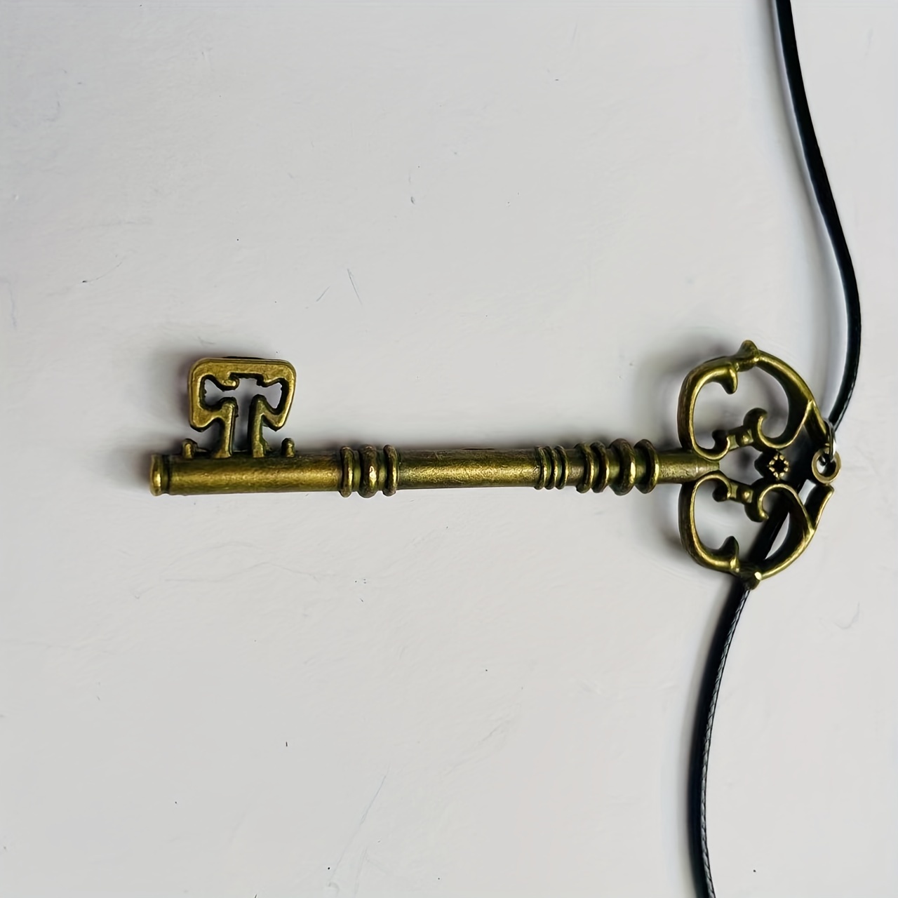 Magic Bank Key Necklace Alloy Vintage Key Hollow Shape Pendant Choker Men's  Fashion Jewelry Ha Fans Collectible Halloween Dress Up Props Easter