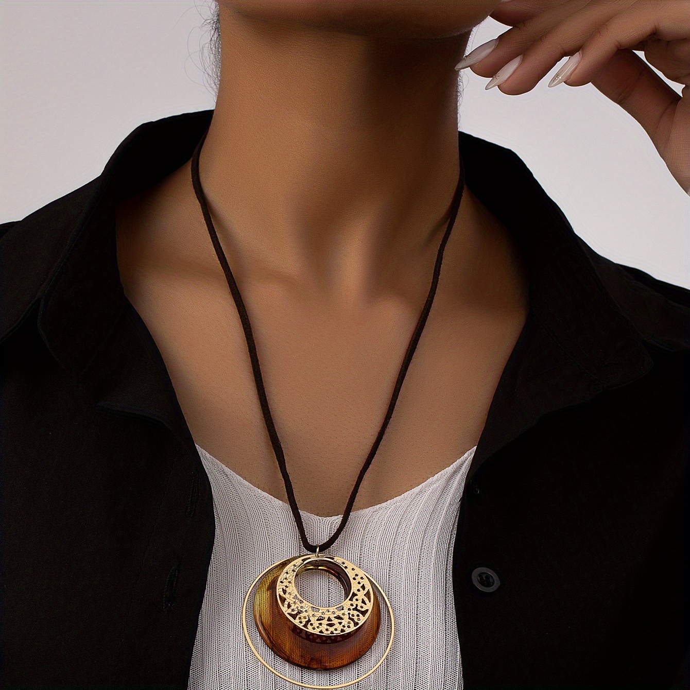Image of A Bohemian- Hollow Round Pendant Necklace For Women, Featuring An Adjustable Length, Perfect For Wearing At Holiday Parties Or As A Gift