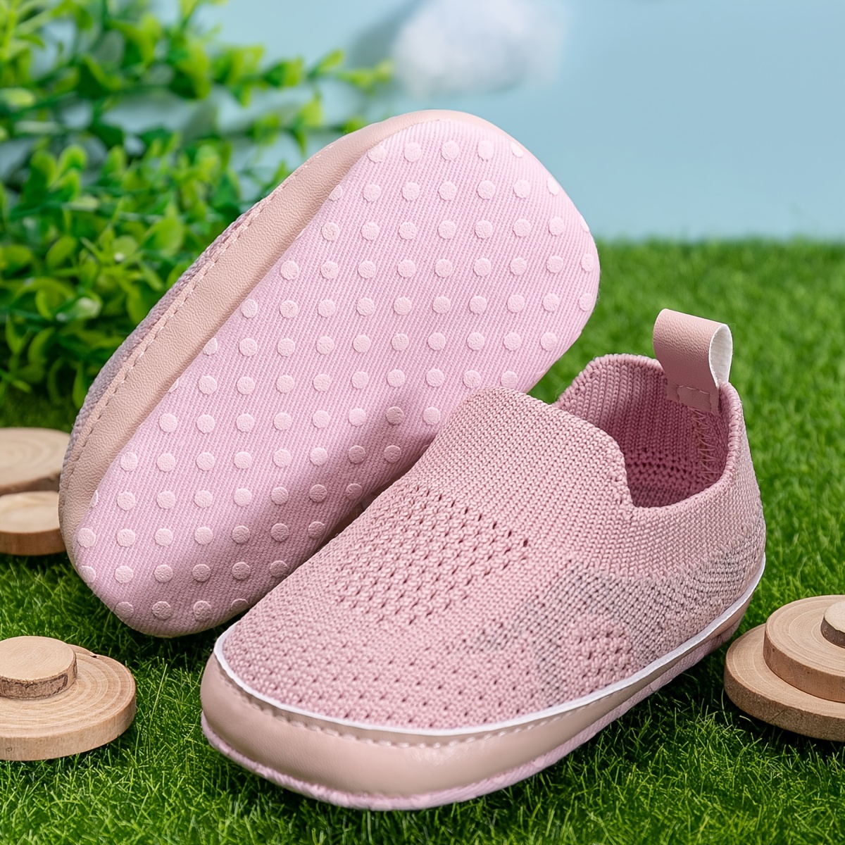 Dos zapatos de niño blancos para niños con cierres de velcro para la  comodidad de los zapatos para niños aislados en