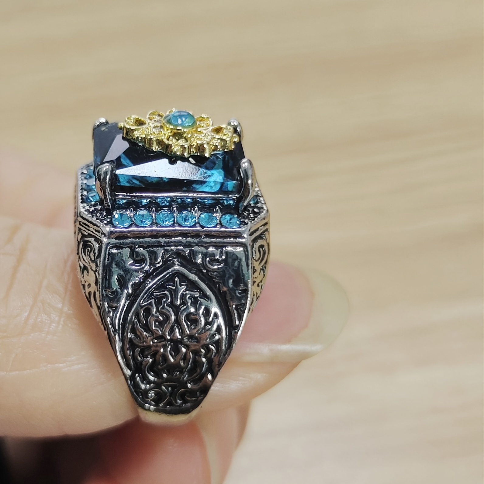 Men's Retro Carved Ring with Inlaid Zircon, Party Wear