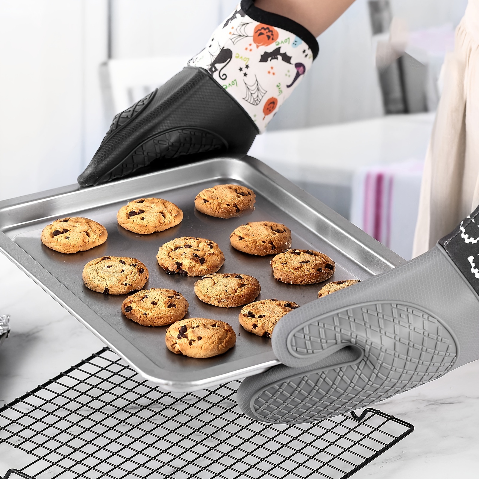 Heat Resistant Oven Mitts Pot Holders Halloween Style with Non-Slip Surface  Safe for Baking Cooking