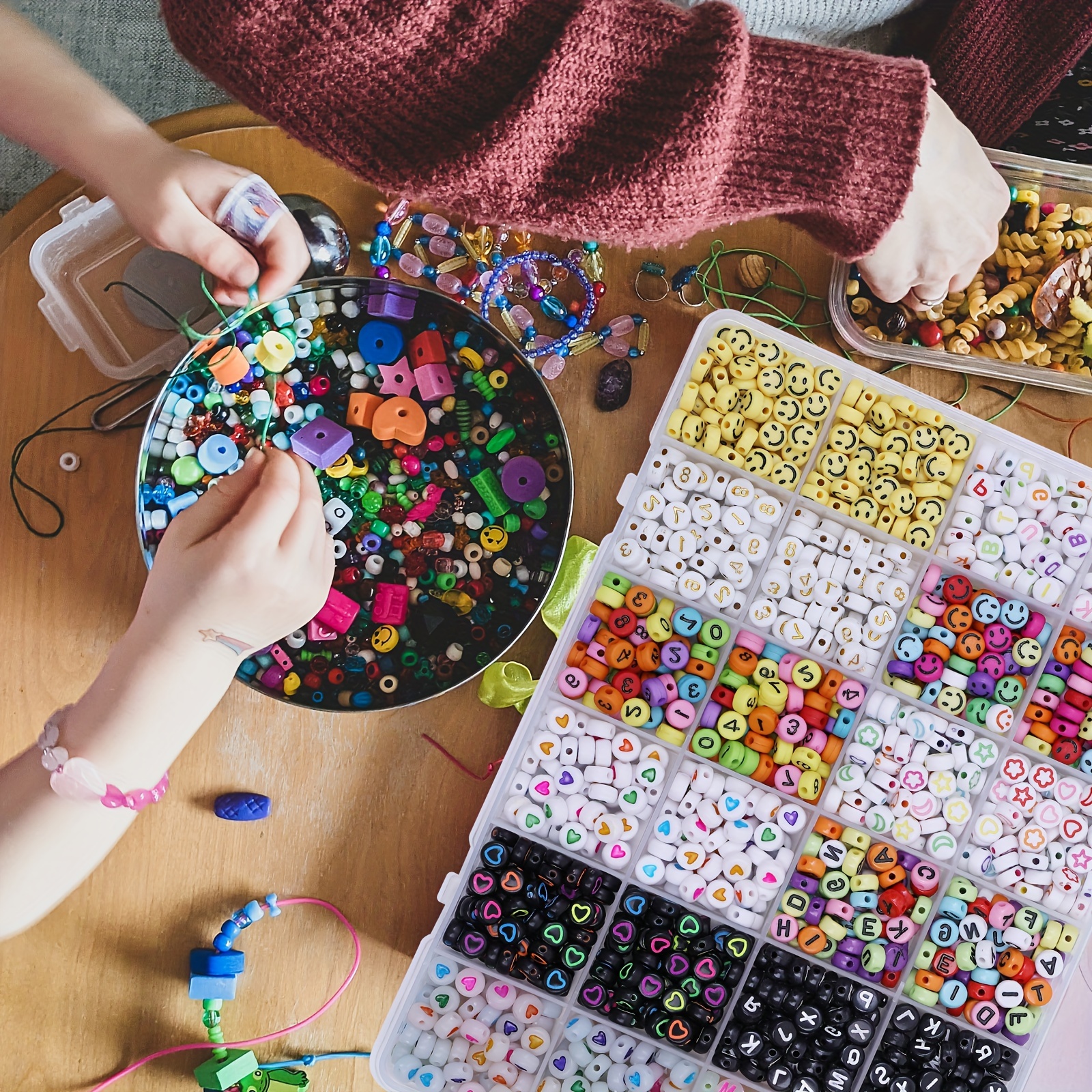 Una caja con varios y coloridos abalorios para hacer pulseras