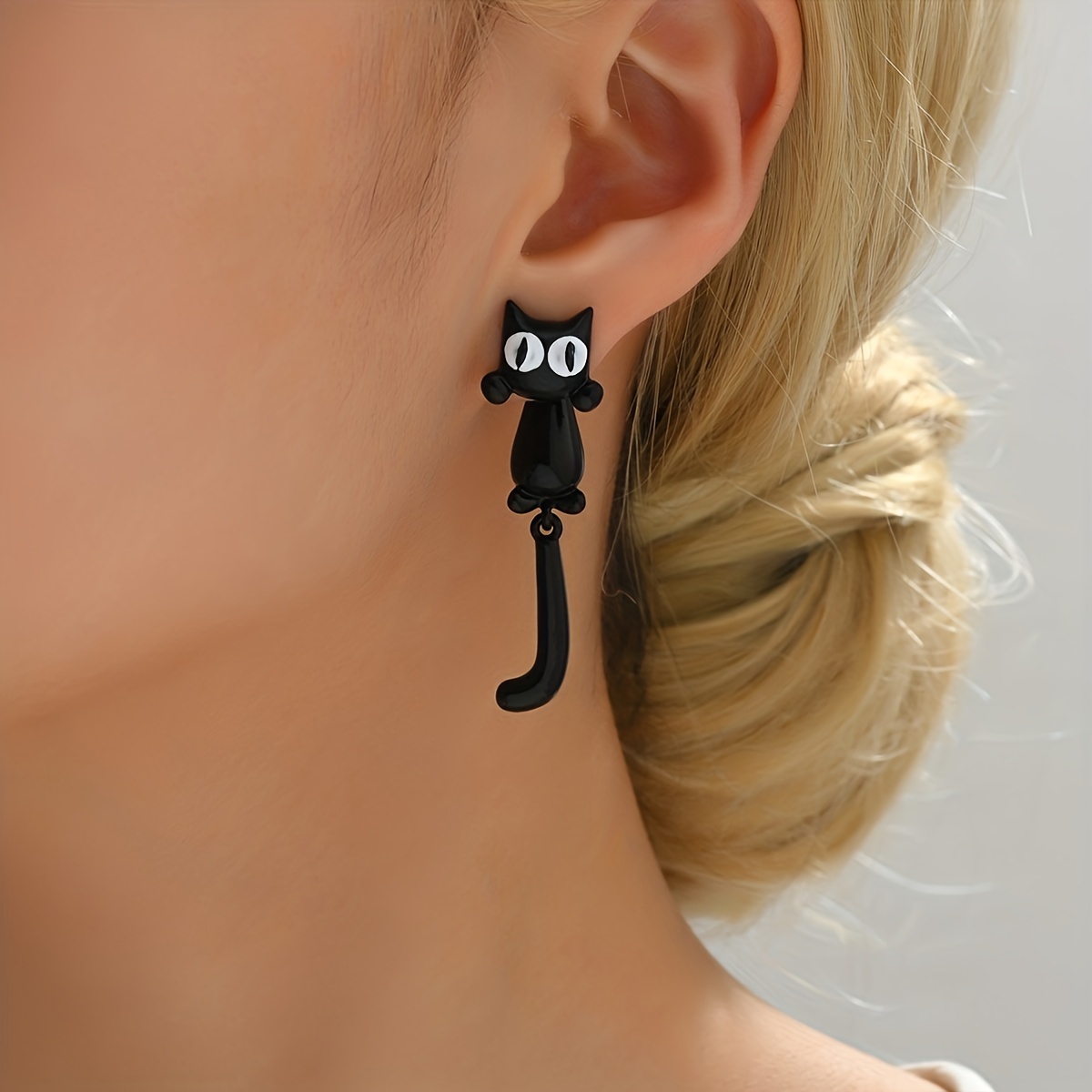 

Creative Black Cat Design Stud Earrings Ear Jacket Zinc Alloy Jewelry Punk Leisure Style Suitable For Women Party Earrings