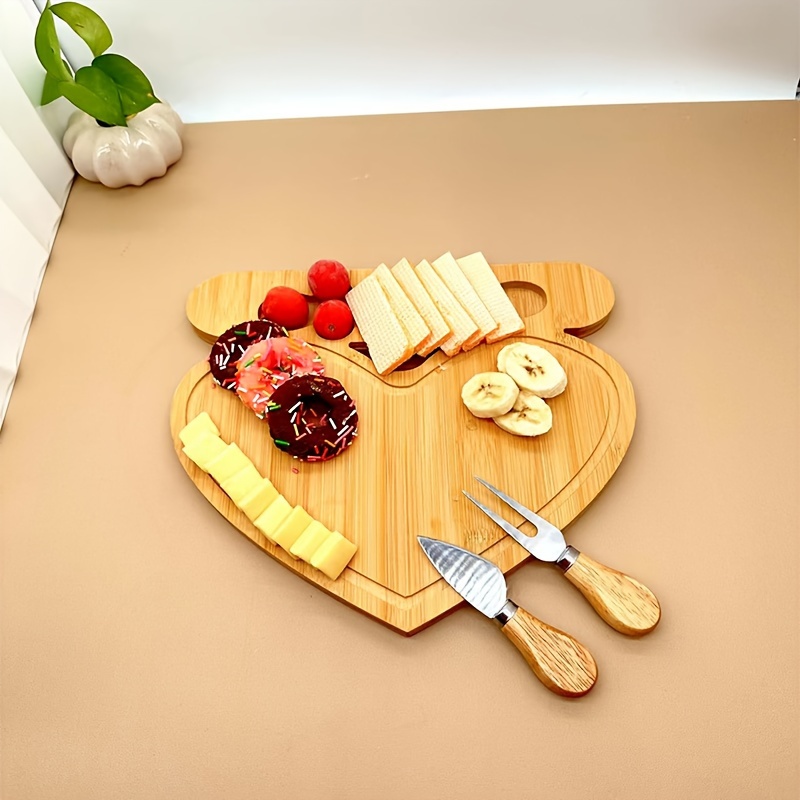 Divertida tabla de aperitivos de madera, tabla de quesos para aperitivos,  tabla de charcutería de madera maciza, plato de restaurante y utensilios de