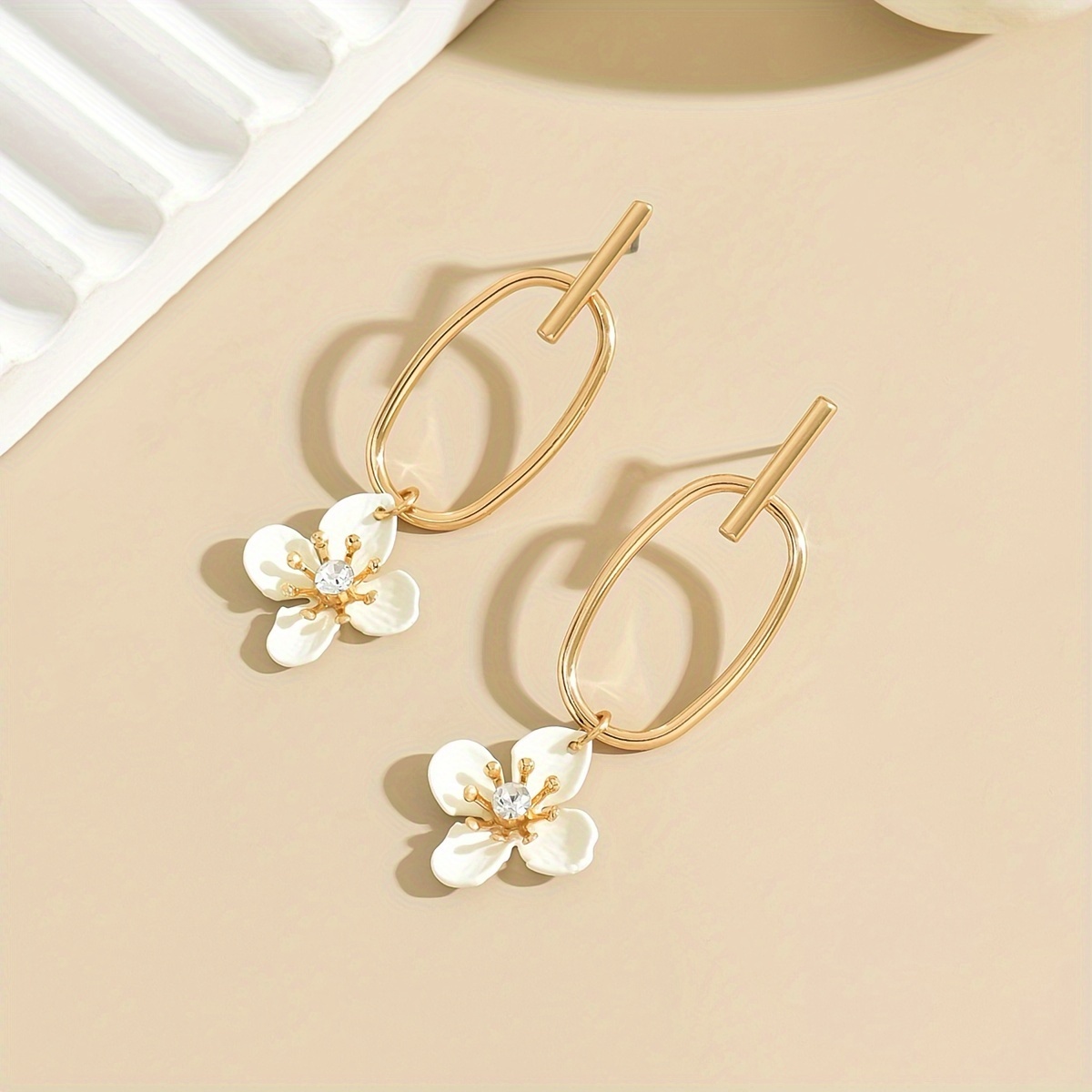 Fashionable And Aesthetic Flower Pendant Earrings, Golden Metallic Texture, Elegant And Beautiful Stud Earrings