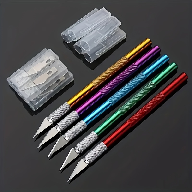 métal verre avec des stylos, des crayons et feutre des stylos et