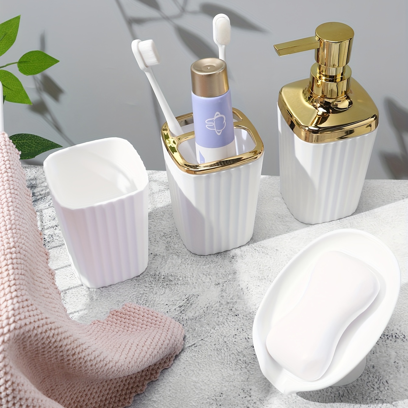 Home Basics Juego de accesorios de baño de 4 piezas, incluye dispensador de  jabón/loción, soporte para cepillo de dientes y pasta de dientes, jabonera