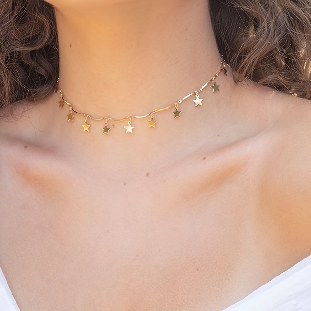 

Collier En Avec Pendentif En D', Élégant Et Courbé, Adapté Aux Femmes Pour Un , Au Travail Ou Pour Une Fête. Un Cadeau Idéal.