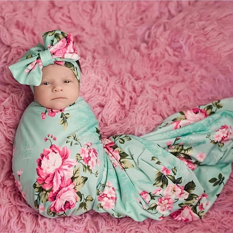 Ebé recién nacido que recibe mantas conjunto de diadema para