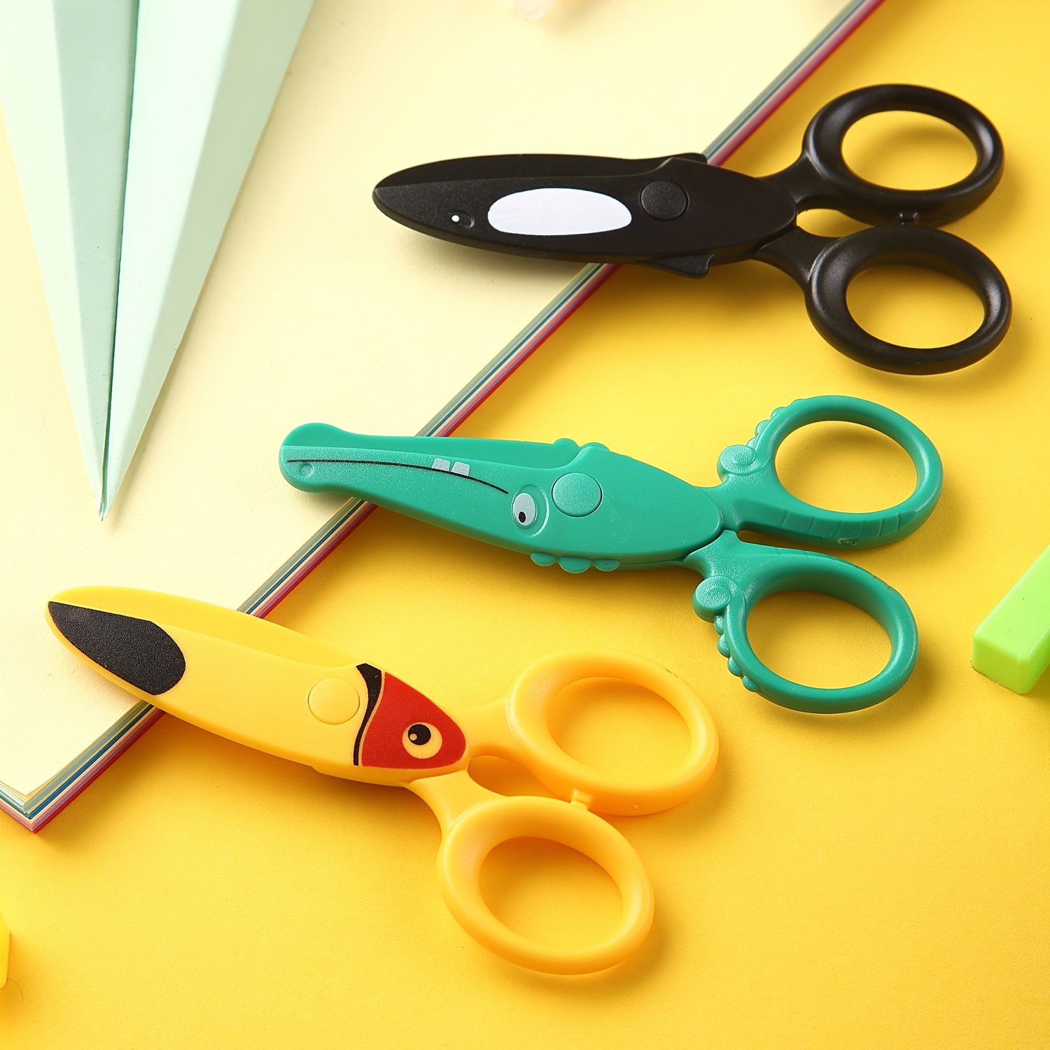 1Pcs Cartoon Art Scissors With Lid Portable Utility Stainless Steel  Scissors Cute Mini Cutting Supplies Office Supplies Stationery(yellow)