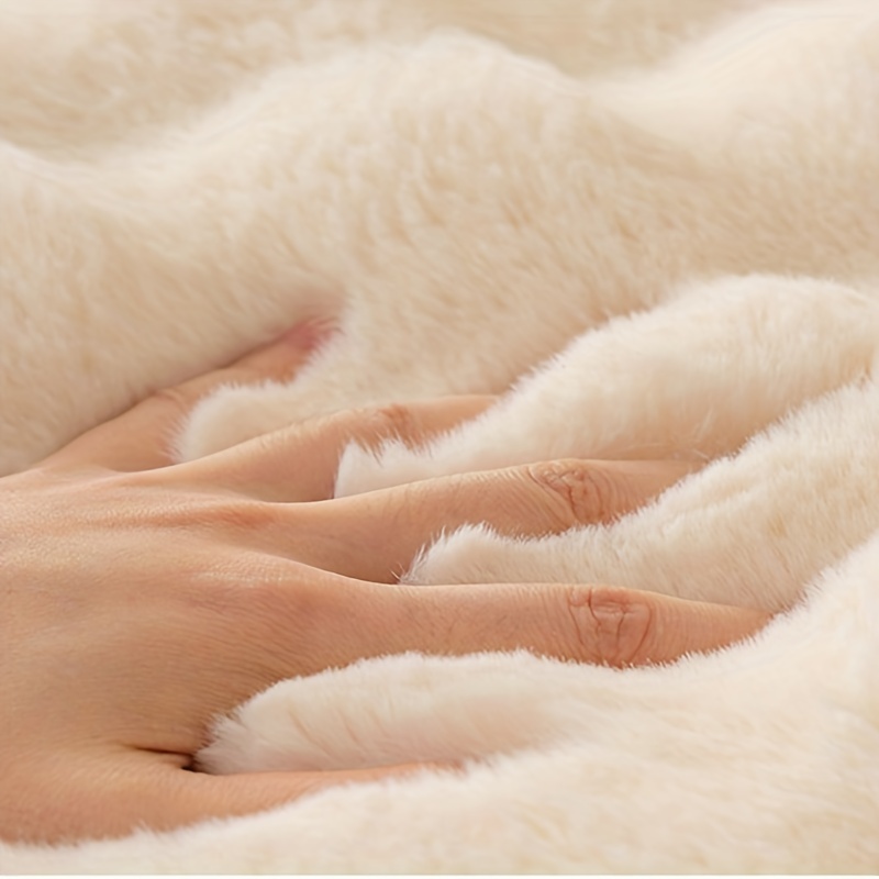 Acquista Cuscino per divano in peluche di coniglio Cuscino in peluche  imbottito invernale Copridivano in pelle antiscivolo Asciugamano in stoffa